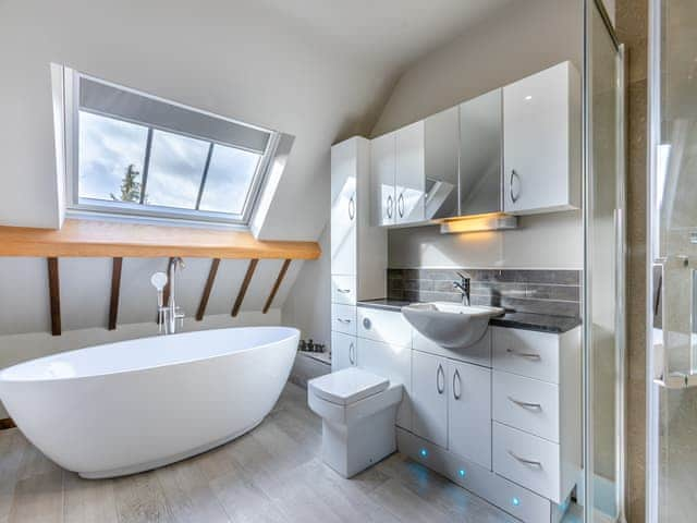 Bathroom | The Farm House - Quarry Hill Farm, Shipton-Under-Wychwood