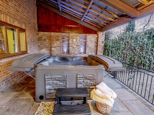 Hot tub | Barn House, Friskney, near Skegness