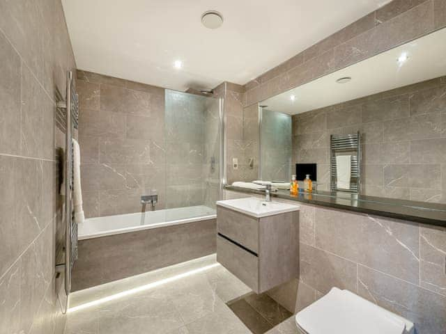 Bathroom | Queens Bridge Apartment, Ramsgate