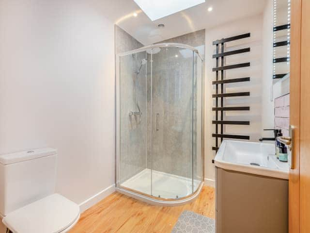 Shower room | Dairy Cottage - Hole Farm, Alderbury, near Salisbury