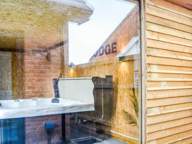 Hot tub | West Lodge, Bridlington