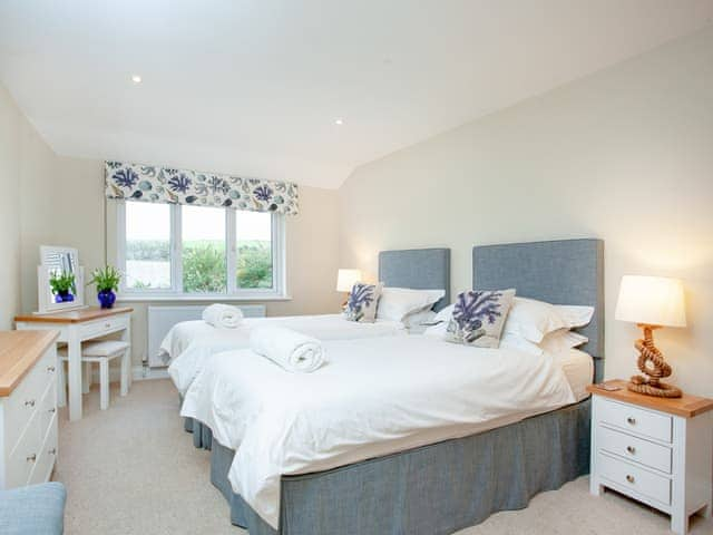 Twin bedroom | Meadowside, St Mawes