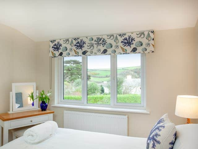 Twin bedroom | Meadowside, St Mawes