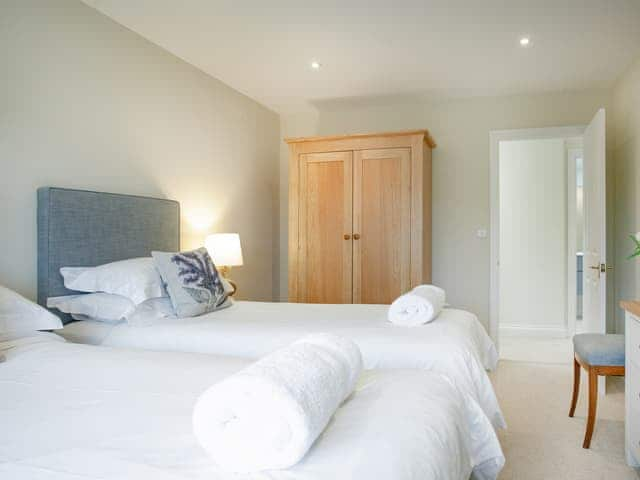 Twin bedroom | Meadowside, St Mawes