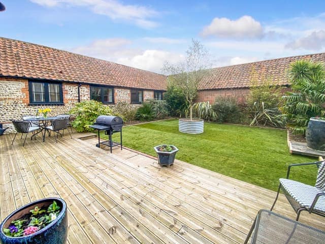 Private enclosed garden | Skylarks&rsquo; Nest - Manor Farm Barns, Witton, near Happisburgh