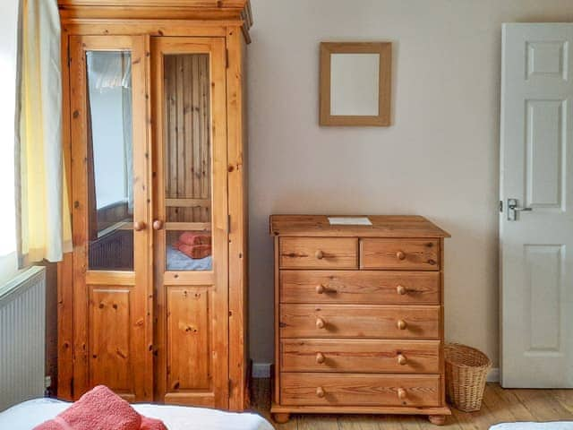 Twin bedroom | Primrose - Clapham Holme Farm Cottages, Great Hatfield, near Hornsea