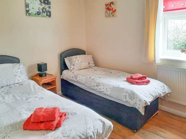 Twin bedroom | Cowslip Cottage - Clapham Holme Farm Cottages, Great Hatfield, near Hornsea