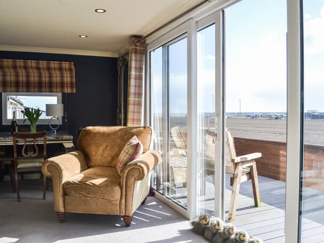 Living room/dining room | Seagulls Chalet 5, Wilsthorpe