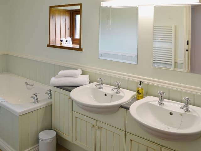 Bathroom | Coach House - Penmorvah Manor Courtyard Cottages, Budock Water, near Falmouth