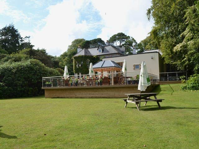 Sitting-out-area | Coach House - Penmorvah Manor Courtyard Cottages, Budock Water, near Falmouth