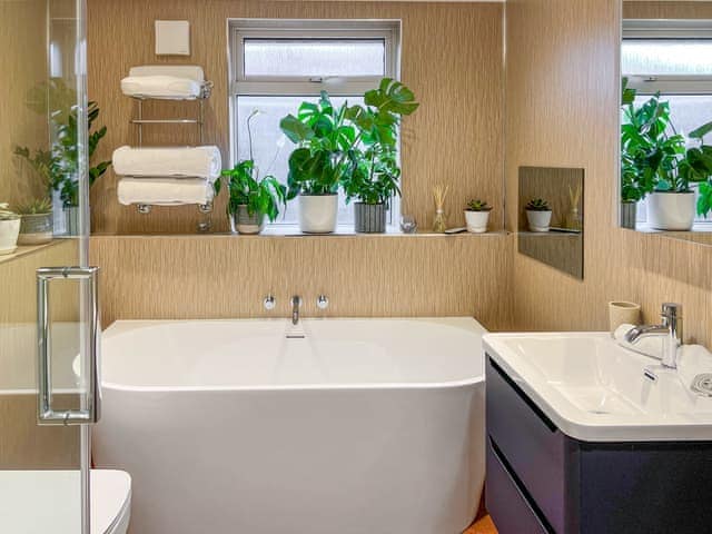 Bathroom | Norfolk Broads and Coast, Winterton on Sea