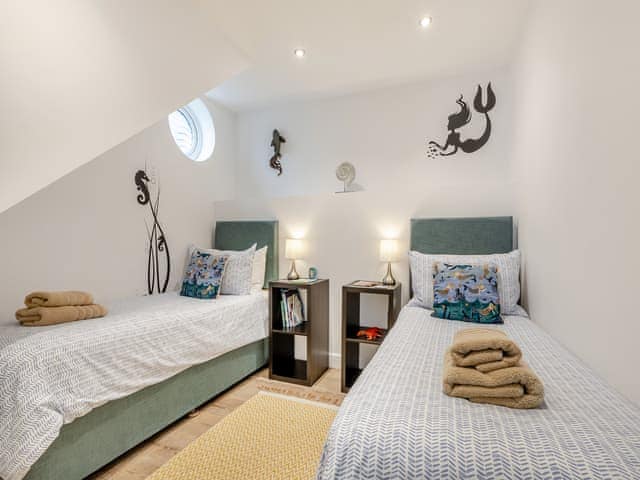 Twin bedroom | Starboard - Two Sails, Brixham