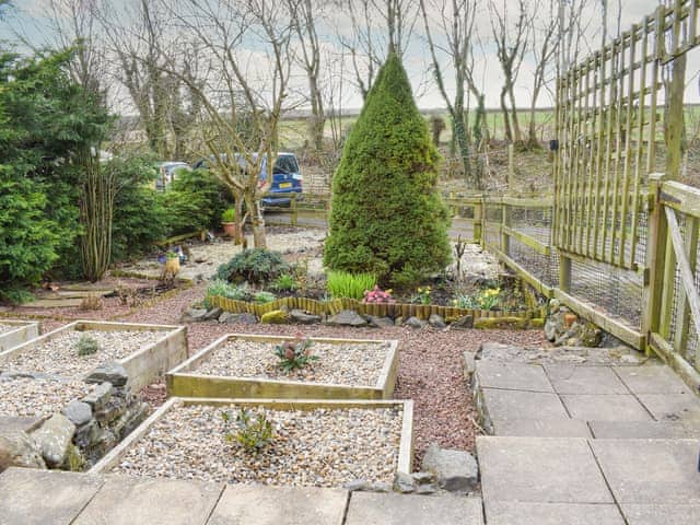 Garden | Hobbit House, Horncliffe