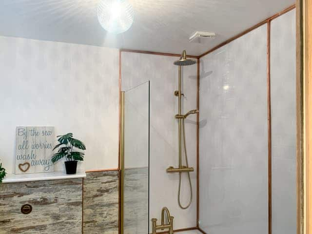 Shower room | Whitstable&rsquo;s Pearl, Whitstable