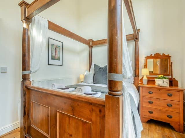 Four Poster bedroom | The Dairy - Meadow Farm, Hickling