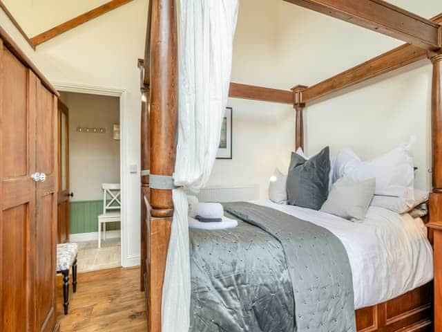 Four Poster bedroom | The Dairy - Meadow Farm, Hickling