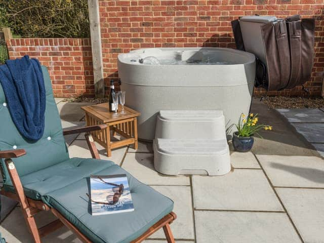 Hot tub | The Dairy - Meadow Farm, Hickling