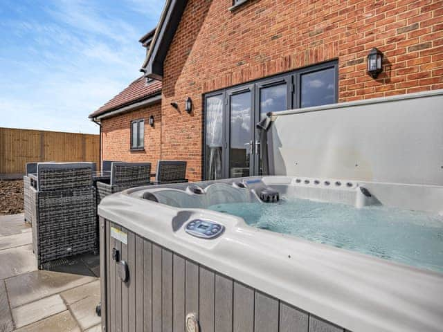 Hot tub | The Pastures - Lincolnshire Luxury Hideaways, Maltby-Le-Marsh