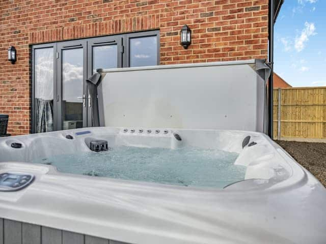 Hot tub | The Pastures - Lincolnshire Luxury Hideaways, Maltby-Le-Marsh