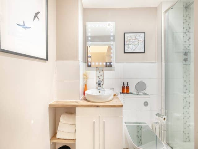 Shower room | The Boat Shed - Meadow Farm, Hickling