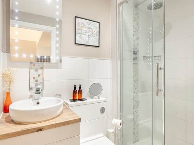 Shower room | The Boat Shed - Meadow Farm, Hickling