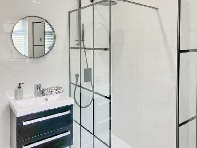 Ground floor walk in shower room | Poppy&rsquo;s by the sea, Hayling Island