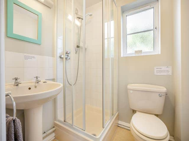 Shower room | Katelan&rsquo;s Cottage - Pigeon Cottage Holidays, North Somercoates