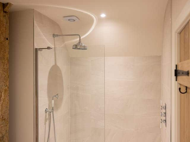 En-suite | Hatchers Barn - Fishers Farm Barns, Shefford Woodlands Near Hungerford