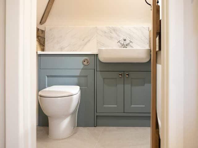 En-suite | Olivers Barn - Fishers Farm Barns, Shefford Woodlands Near Hungerford