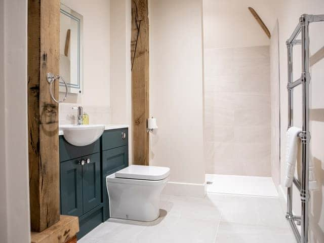 Bathroom | Olivers Barn - Fishers Farm Barns, Shefford Woodlands Near Hungerford