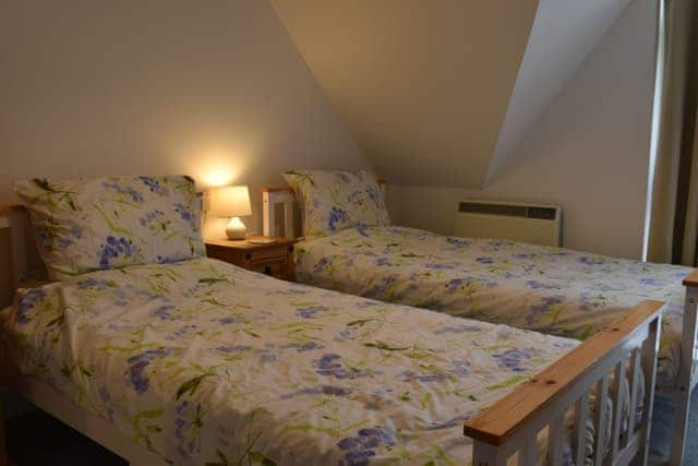 Twin bedroom | Flat 18 Pochin House, St. Austell