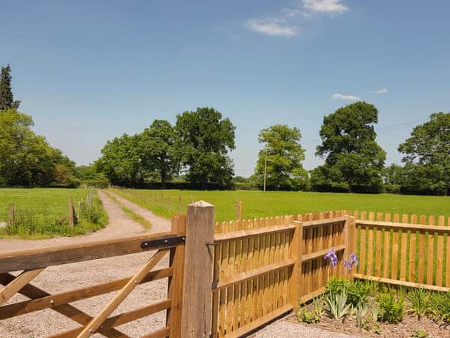 Private Drive to Cottage | Gardener’s Cottage, Brewood, near Wolverhampton