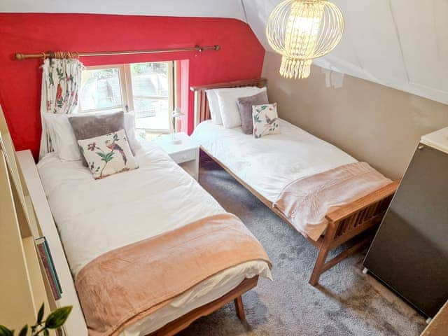 Twin bedroom | Honeysuckle Cottage, Axminster