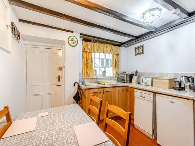 Kitchen/diner | Withnail&rsquo;s Hideaway - Fishermans Cottages, Whitby