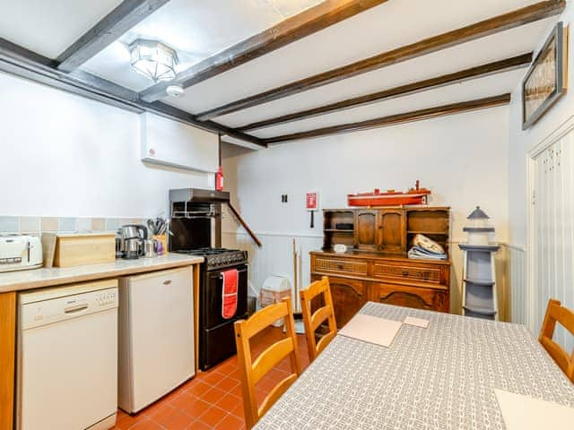 Kitchen/diner | Withnail&rsquo;s Hideaway - Fishermans Cottages, Whitby