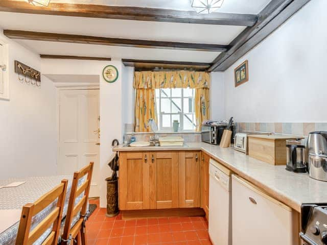 Kitchen/diner | Withnail&rsquo;s Hideaway - Fishermans Cottages, Whitby