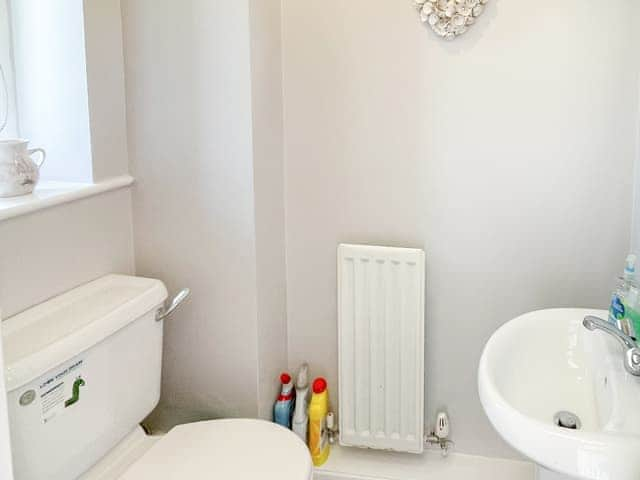 Cloakroom with toilet | End Cliffe, Seahouses