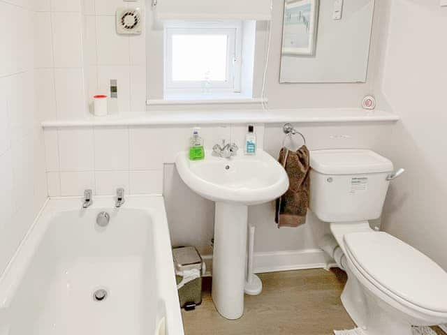 Bathroom | End Cliffe, Seahouses