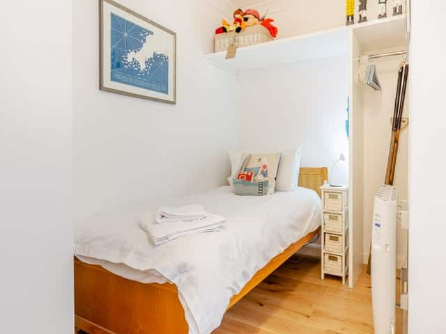 Twin bedroom | Chapel House East, St Mawes