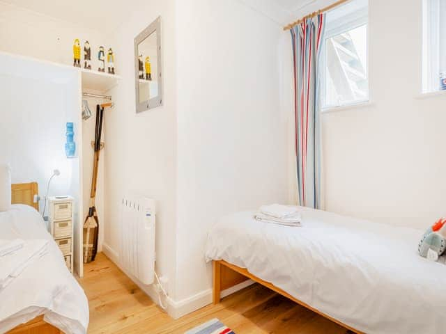 Twin bedroom | Chapel House East, St Mawes