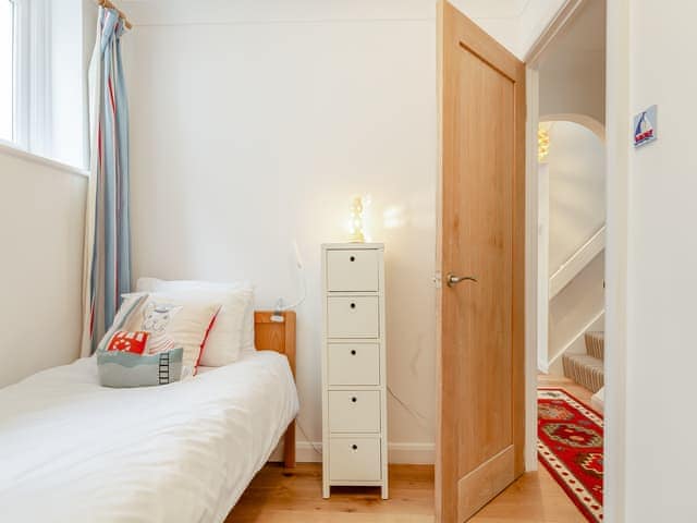 Twin bedroom | Chapel House East, St Mawes