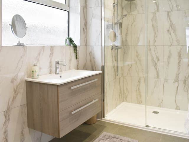 Ensuite Shower room 1, Jack and Jill | Pebble Cottage, Middleton-on-Sea, near Bognor Regis