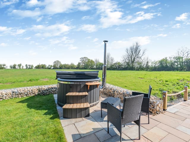Hot tub | Horseshoe Cottage, South Leverton