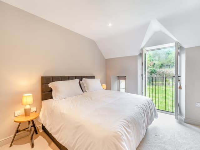 Double bedroom | Nixey Cottage, Frieth, near Henley-on-Thames