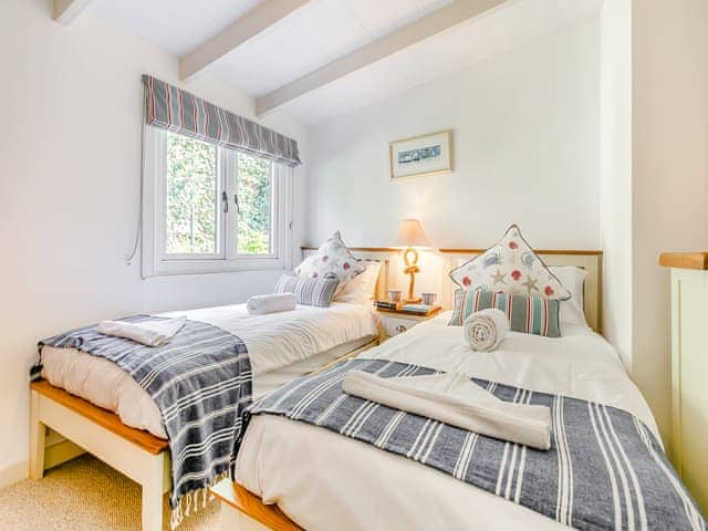 Twin bedroom | Mizzen Top, St Mawes