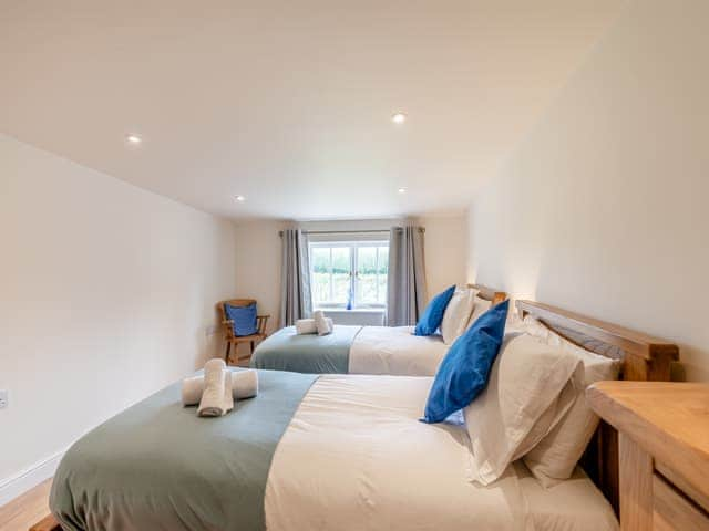 Twin bedroom | Oast View - Santon Farm Cottages, Preston, near Canterbury