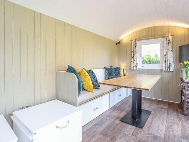 Interior | Sybs Farm Shepherds Hut, Haslemere