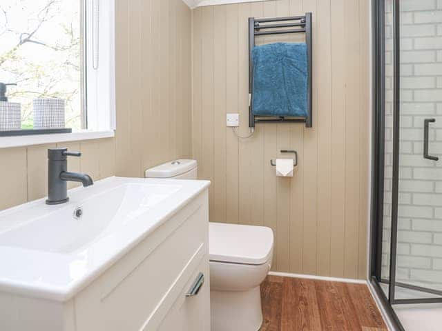 Shower room | Sybs Farm Shepherds Hut, Haslemere