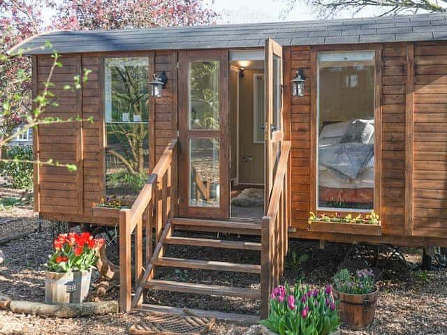 Exterior | Sybs Farm Shepherds Hut, Haslemere