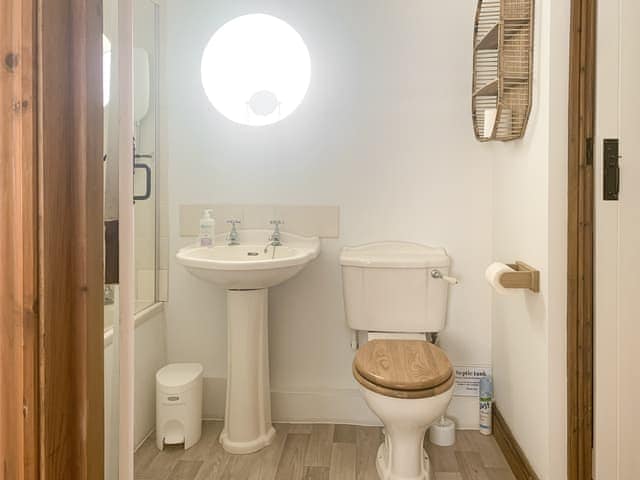 Bathroom | Wheatsheaf Cottage - Granary Farm Cottages, Sawdon, near Scarborough